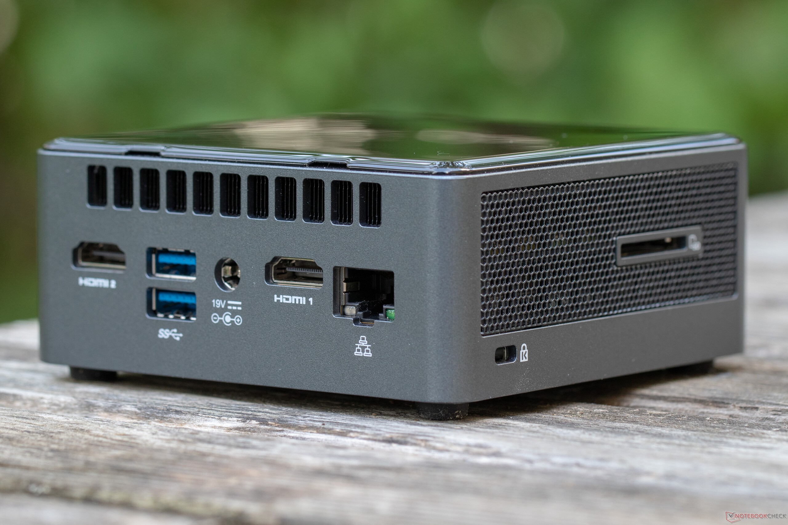 Intel NUC8i3CYSM